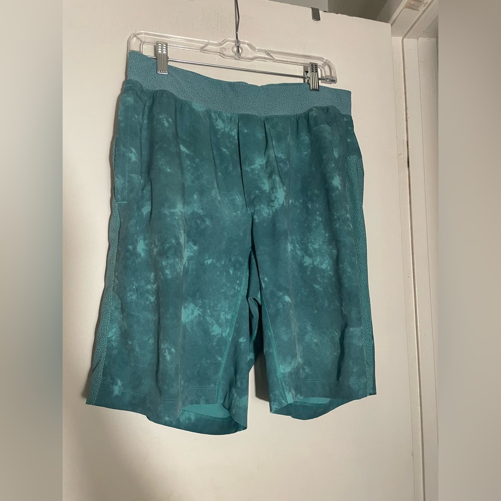 Lululemon Shorts Men’s Large Green THE Lined Drawstring Active Gym Logo